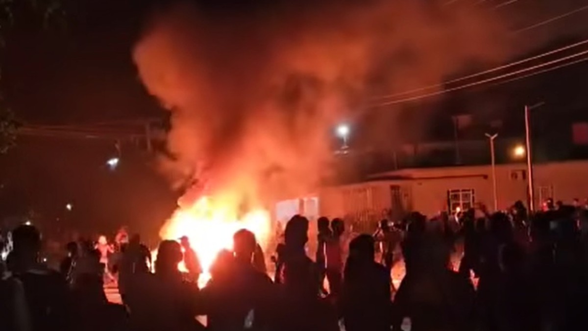 Haos na Kubi: Demonstranti napali kancelariju Komunističke partije (video)