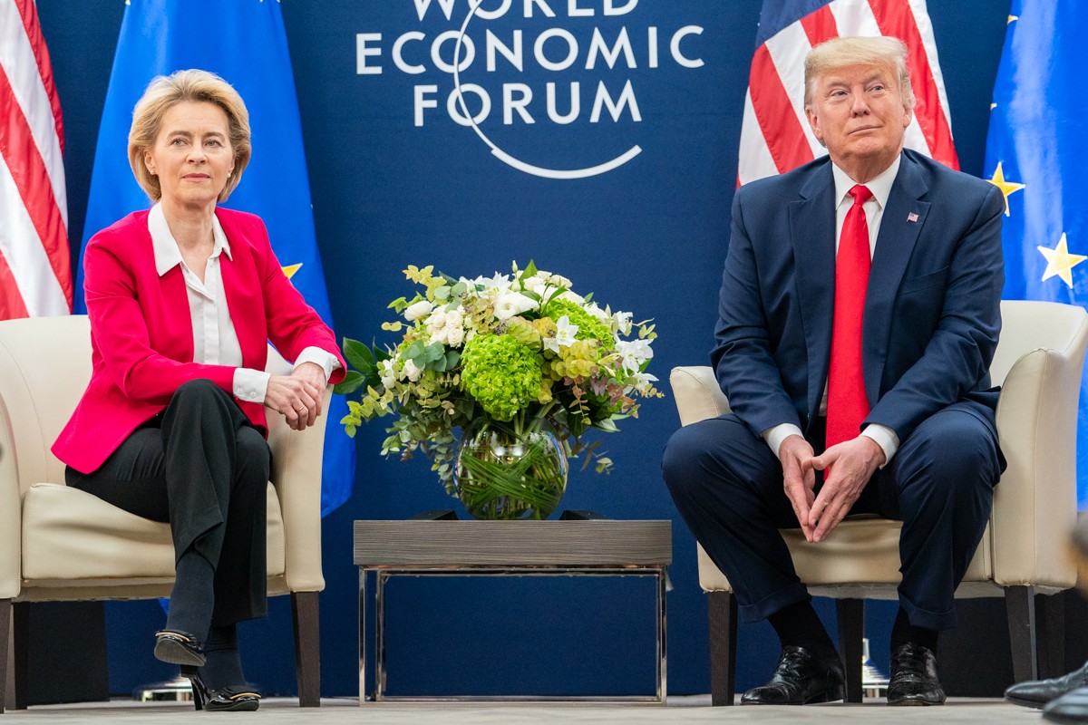 Polityka administracji Trumpa zmierza do maksymalizacji korzyści z dostępu do surowców kopalnych. Unia Europejska, która nie dysponuje znaczącymi złożami węgla, gazu i ropy, dąży do niezależności od ich importu.