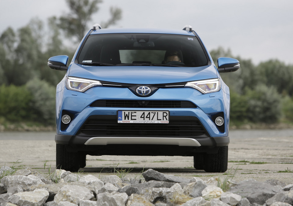 Używana Toyota RAV4 IV na tym SUVie mechanicy dużo nie