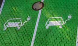 Skarbówka zmienia zdanie: Ekwiwalent za ładowanie samochodu zwolniony z podatku