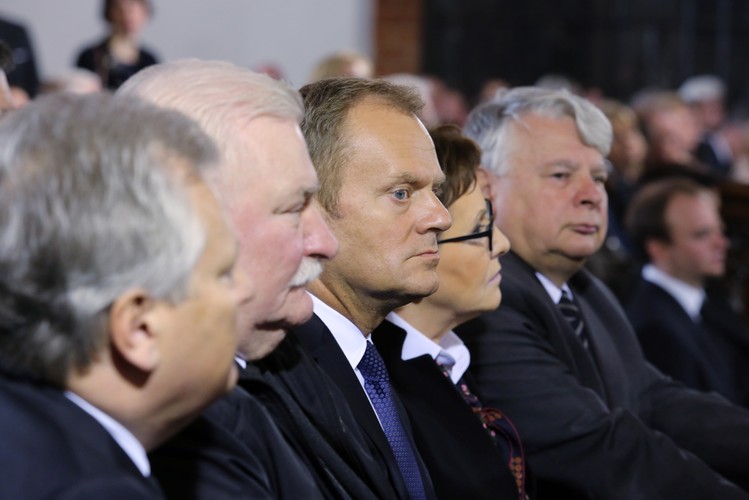 Uroczystości pogrzebowe profesora Władysława Bartoszewskiego. Od lewej: były prezydent Aleksander Kwaśniewski, były prezydent Lech Wałęsa, szef Rady Europejskiej Donald Tusk, premier Ewa Kopacz i marszałek Senatu Bogdan Borusewicz, podczas mszy żałobnej w Bazylice Archikatedralnej św. Jana Chrzciciela w Warszawie