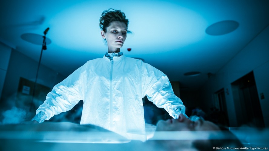 Agata Buzek w filmie 'Człowiek z magicznym pudełkiem'; fot. Bartosz Mrozowski/Alter Ego Pictures