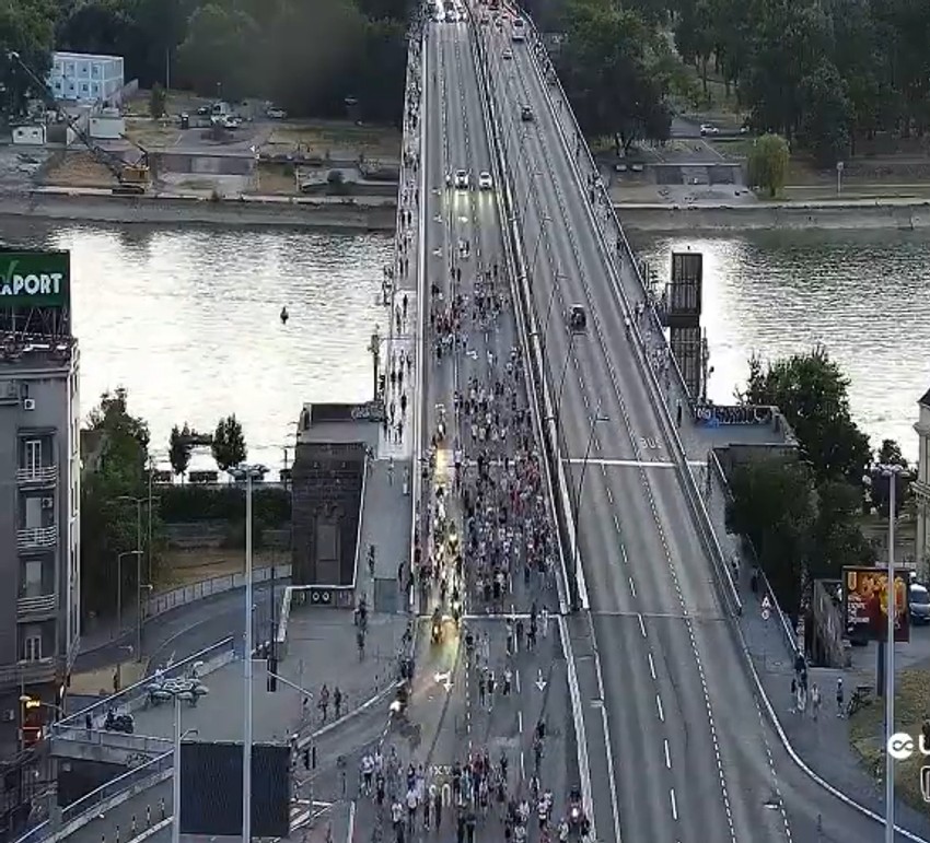 Brankov most, građani idu ka Pravnom fakultetu