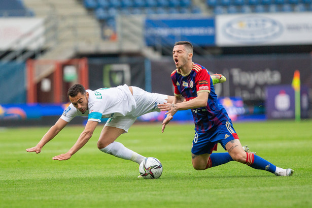 Zawodnik Piasta Gliwice Alesandros Katranis (P) i Leandro (L) z Radomiaka Radom podczas meczu ostatniej kolejki piłkarskiej Ekstraklasy