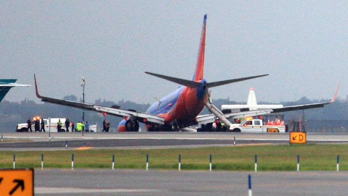 Dziesięć osób odniosło obrażenia, z czego sześć trafiło do szpitala, gdy na nowojorskim lotnisku LaGuardia Boeing 737 lecący z Nashville, w stanie Tennessee, w poniedziałek po południu uderzył dziobem w pas startowy.