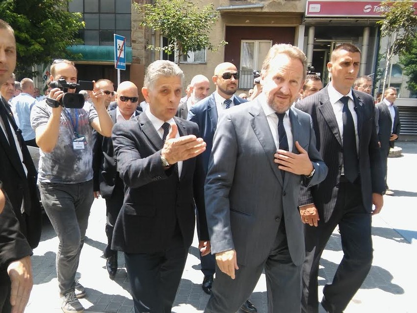 Ugljanin i Izetbegović u šetnji ulicama Novog Pazara 