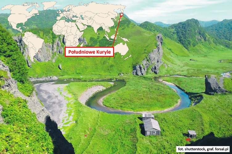 Cztery wyspy zajęte przez ZSRR pod koniec II wojny światowej. Japonia została zmuszona od zrzeknięcia się praw do nich, ale wskutek odmiennej interpretacji traktatu kwestionuje jego obowiązywanie. Rosja proponowała Japonii zwrot dwóch wysp, w zamian za rezygnację z pozostałych, ale Tokio to odrzuciło. Obecnie takie rozwiązanie jest mało prawdopodobne, podobnie jak użycie siły.