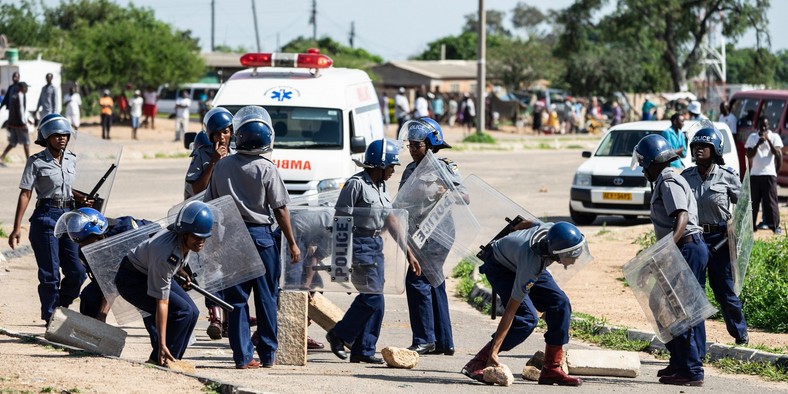 zimbabwe cops 