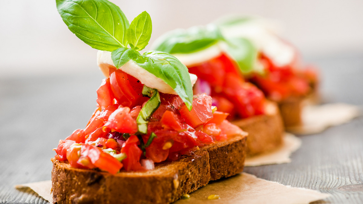 Bruschetta – przepis na przekąskę we włoskim stylu