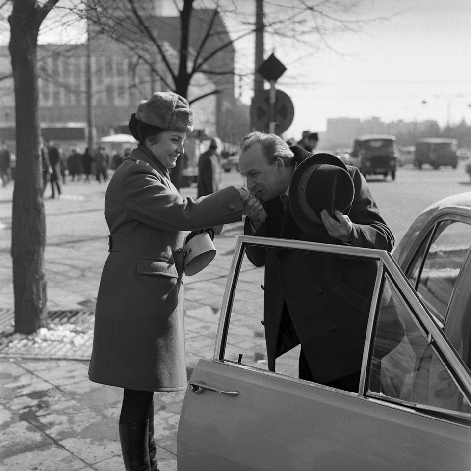 Milicjantka sierżant Elżbieta Bek ucałowana w dłoń w Dniu Kobiet (1969)