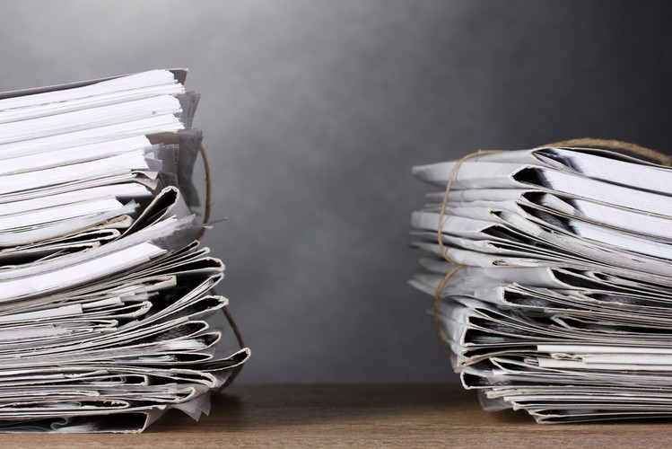 O dane dokumentu (dowód osobisty, prawo jazdy, paszport, książeczka wojskowa, legitymacja szkolna, legitymacja studencka, karta pobytu), którym będziesz się legitymować podczas podróży ma prawo poprosić cię także przewoźnik. Jest to niezbędne np. podczas kupowania biletów przez Internet. Jak tłumaczy UOKIK nie narusza to ustawy o ochronie danych osobowych, ponieważ bilety wydrukowane w domu mogą być powielane, co wymaga potwierdzania tożsamości dla dobra samego klienta.