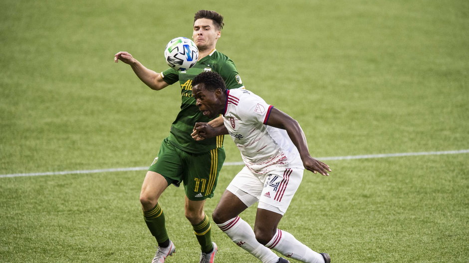 Jarosław Niezgoda (Portland Timbers) i Nedum Onuoha (Real Salt Lake City)