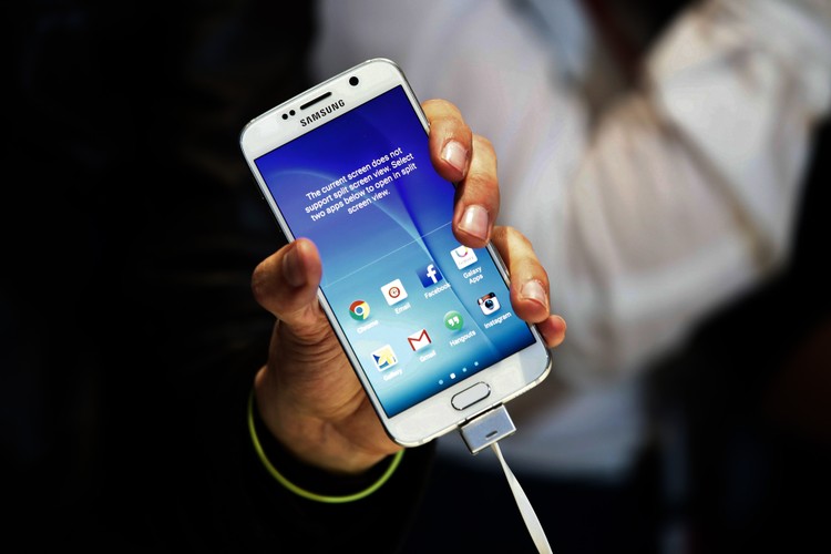 Każdego roku premiera najnowszego flagowca Samsunga jest jednym z kluczowych wydarzeń na targach MWC. Nie inaczej było tym razem. Jednak z pewną różnicą. W odróżnieniu do trzech poprzednich premier, w tym roku Koreańczycy zdecydowali się na prawdziwą rewolucję. Po pierwsze, zamiast jednego smartfona zaprezentowali dwa. Po drugie, zrezygnowali z tandetnej plastikowej obudowy na rzecz szkła i aluminium. Galaxy S6 zachwyca. Trzymając go w dłoniach, wreszcie wiemy, że mamy do czynienia z urządzeniem z najwyższej półki. Najnowszy smartfon Samsunga został wyposażony w 5,1-calowy ekran Super AMOLED o znakomitej rozdzielczości QHD (2560x 1440 mpx). Ekran urządzenia chroni szkło Corning Gorilla Glass 4. Na pokładzie znajdziemy ośmiordzeniowy układ Exynos 7420, 3G pamięci RAM oraz aparat 16 mpx z funkcją optycznej stabilizacji obrazu.