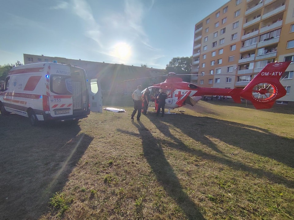 Polícia prijala oznámenie, že na sídlisku v meste Trnava malo prísť k požiaru a výbuchu pri použití chemikálií.