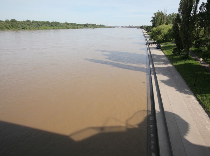 Podwyższony poziom wody w Wiśle w Warszawie