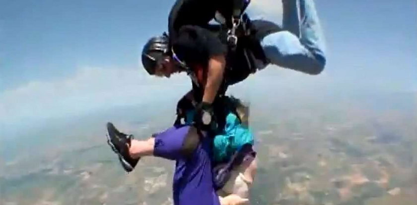 80-latka skacze ze spadochronem. Horror w powietrzu!