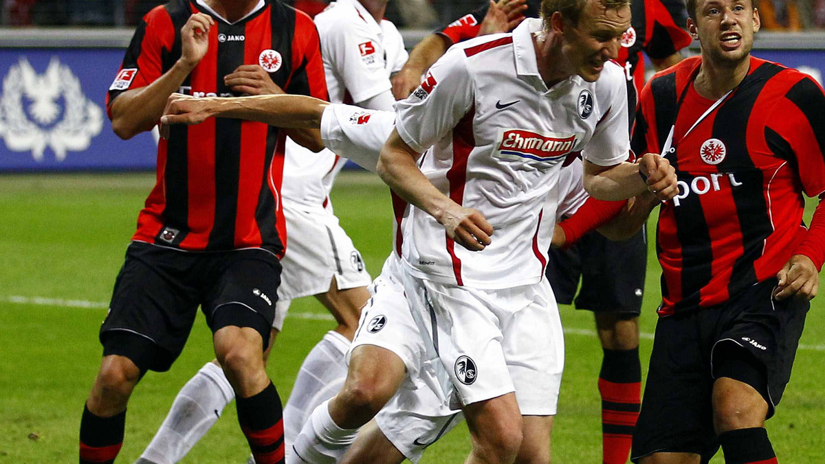 W pierwszym meczu 4. kolejki Bundesligi, Eintracht Frankfurt przegrał na własnym terenie z Freiburgiem, tracąc bramkę w końcowych fragmentach spotkania.