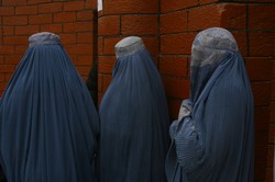 Raport ONZ: Ochrona afgańskich kobiet przed przemocą? Talibowie wysyłają je do więzień