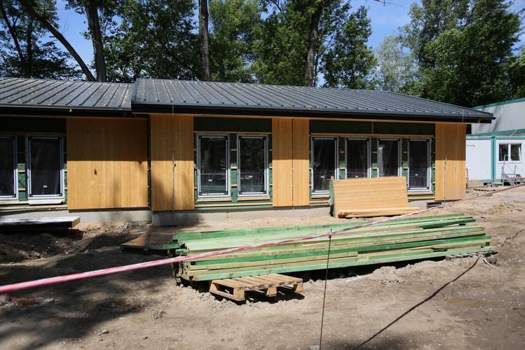 Nie zabraknie również miejsca do garażowania łodzi i przechowywania sprzętu - kajaków czy rowerów wodnych. Poza tym powstanie punkt gastronomiczny, sklep ze sprzętem oraz pokoje noclegowe.
<br>
Nowo powstałe budynki będą przystosowane dla osób z niepełnosprawnością ruchową. <br><br>fot. (zuz) Leszek Szymański