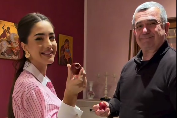 USKRS U ĐENOVIĆIMA I KUCANJE JAJIMA Anđela Đuričić sve nasmejala klipom za praznik: Snimila oca, evo šta su uradili pre ručka na današnji dan (FOTO)