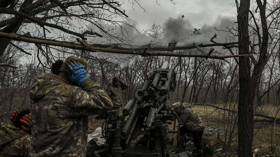 Ukraińscy żołnierze strzelają w kierunku rosyjskich pozycji na linii frontu w obronie Bachmutu