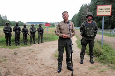Błaszczak: Zapewnienie szczelności granicy kluczowym zadaniem WP i SG