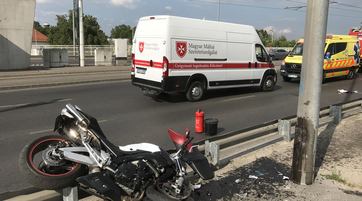 Motoros baleset az Árpád hídon / Fotó: Czerkl Gábor