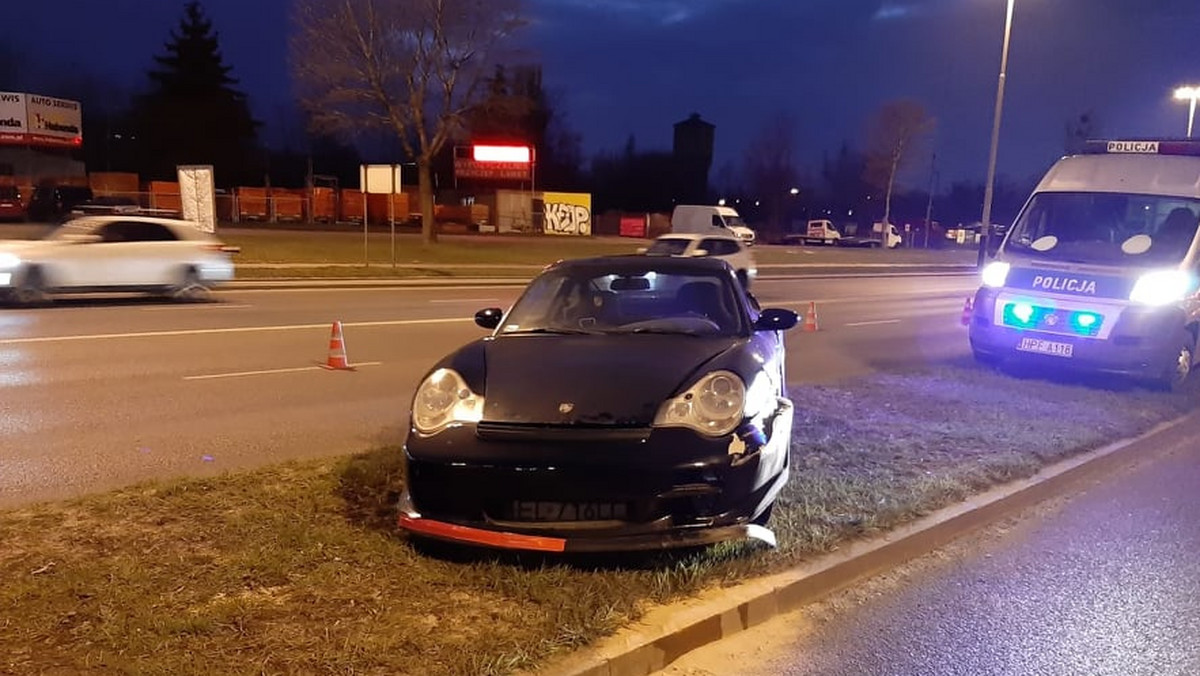 Około 2,6 promila alkoholu miał w organizmie 41-latek, który w Łodzi kierował porsche. Nie zatrzymał się do kontroli i nie reagował na polecenia policji. Uciekając, rozbił auto. O jego losie zadecydują prokurator i sąd. Grozi mu do 5 lat więzienia.