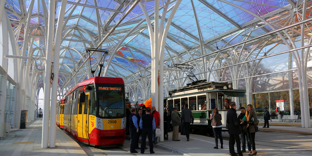 parada tramwajów na przystanku Piotrkowska Centrum w Łodzi