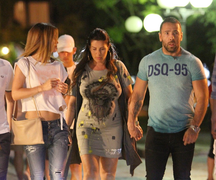 Seka Aleksić šeta Starim gradom u Budvi