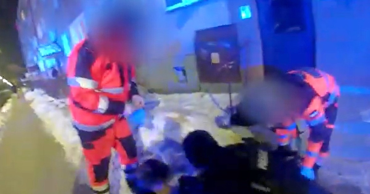 Policjanci ratują kobietę pod klatką