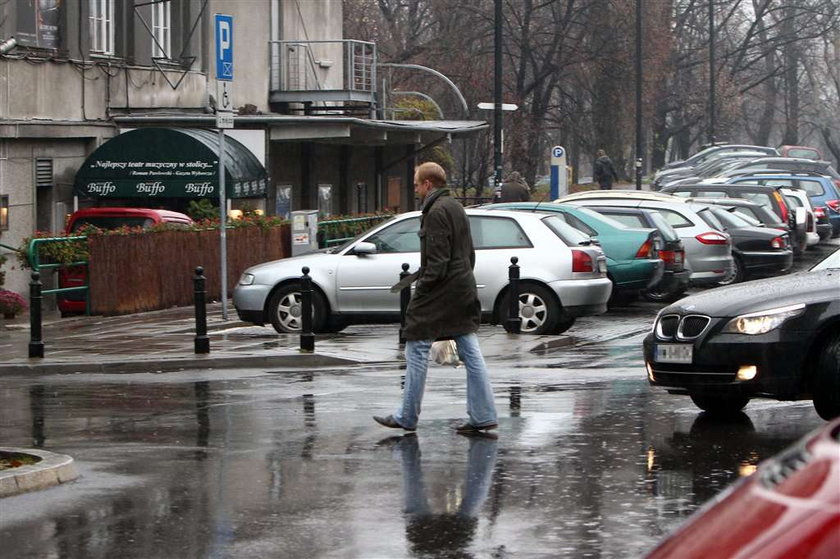 Adamczyk. Nie stać go na jedzenie we własnej knajpie?