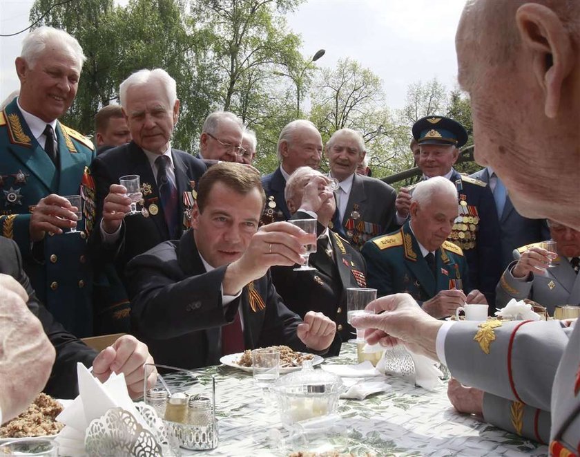 Dmitry Medvedev pije wódkę