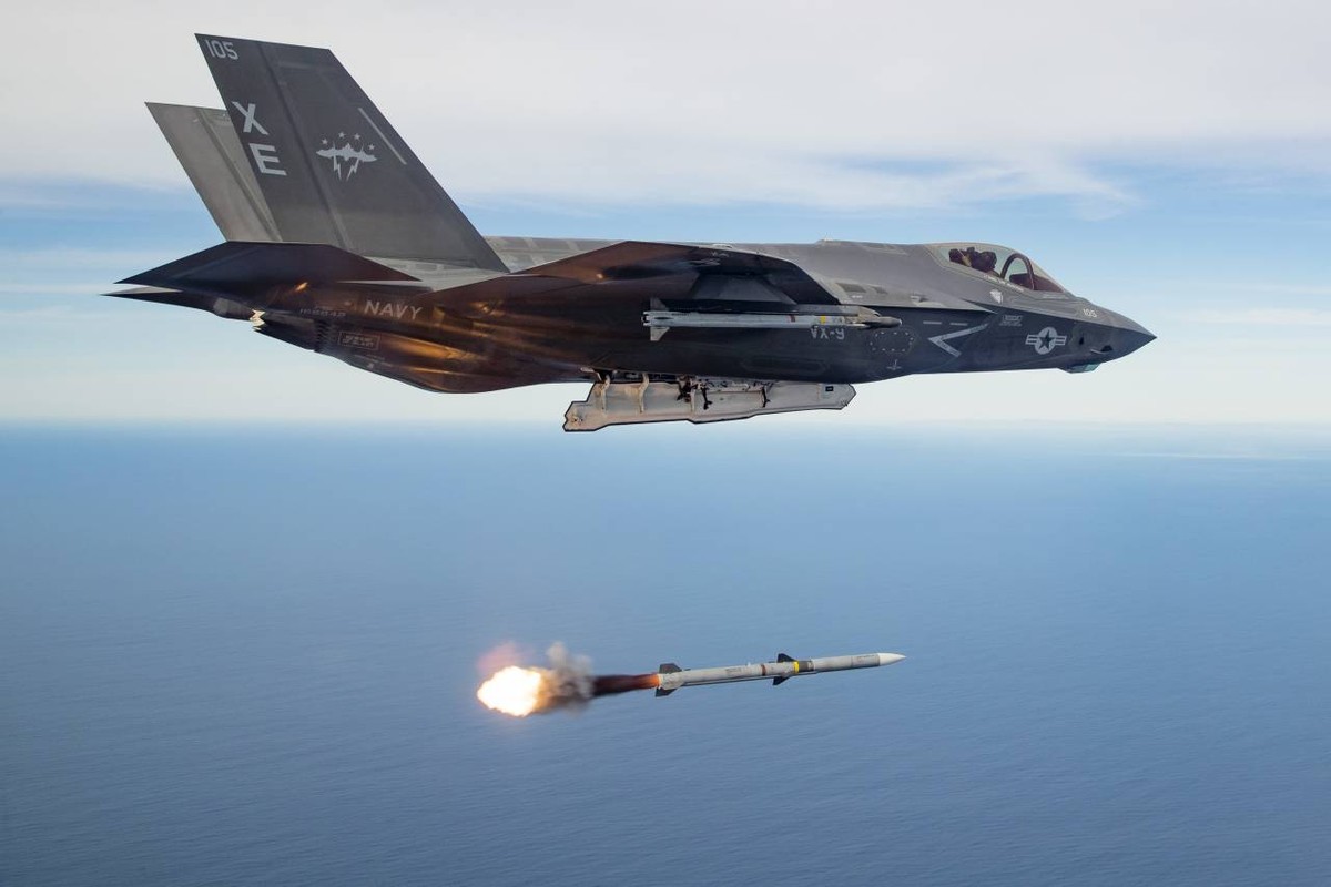 Test bojowy pocisku AIM-120 z F-35C nad Oceanem Spokojnym.