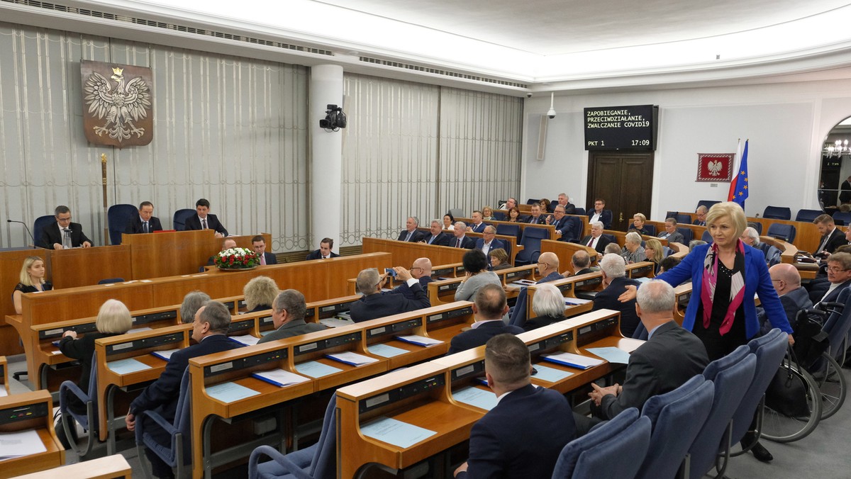 Senat bez poprawek poparł dziś ustawę o szczególnych rozwiązaniach związanych z zapobieganiem, przeciwdziałaniem i zwalczaniem COVID-19, innych chorób zakaźnych oraz wywołanych nimi sytuacji kryzysowych.