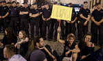 Policjanci usuwali siłą demonstantów z ul. Wiejskiej