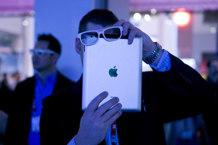 Uczestnik styczniowych targów elektronicznych Consumer Electronics Show w Las Vegas robi zdjęcie swoim iPadem przez okulary 3D. Odbywające się co roku targi CES to największe na świecie tego typu wydarzenie w branży technologicznej. Fot. Andrew Harrer, Bloomberg's Best Photos 2013.
