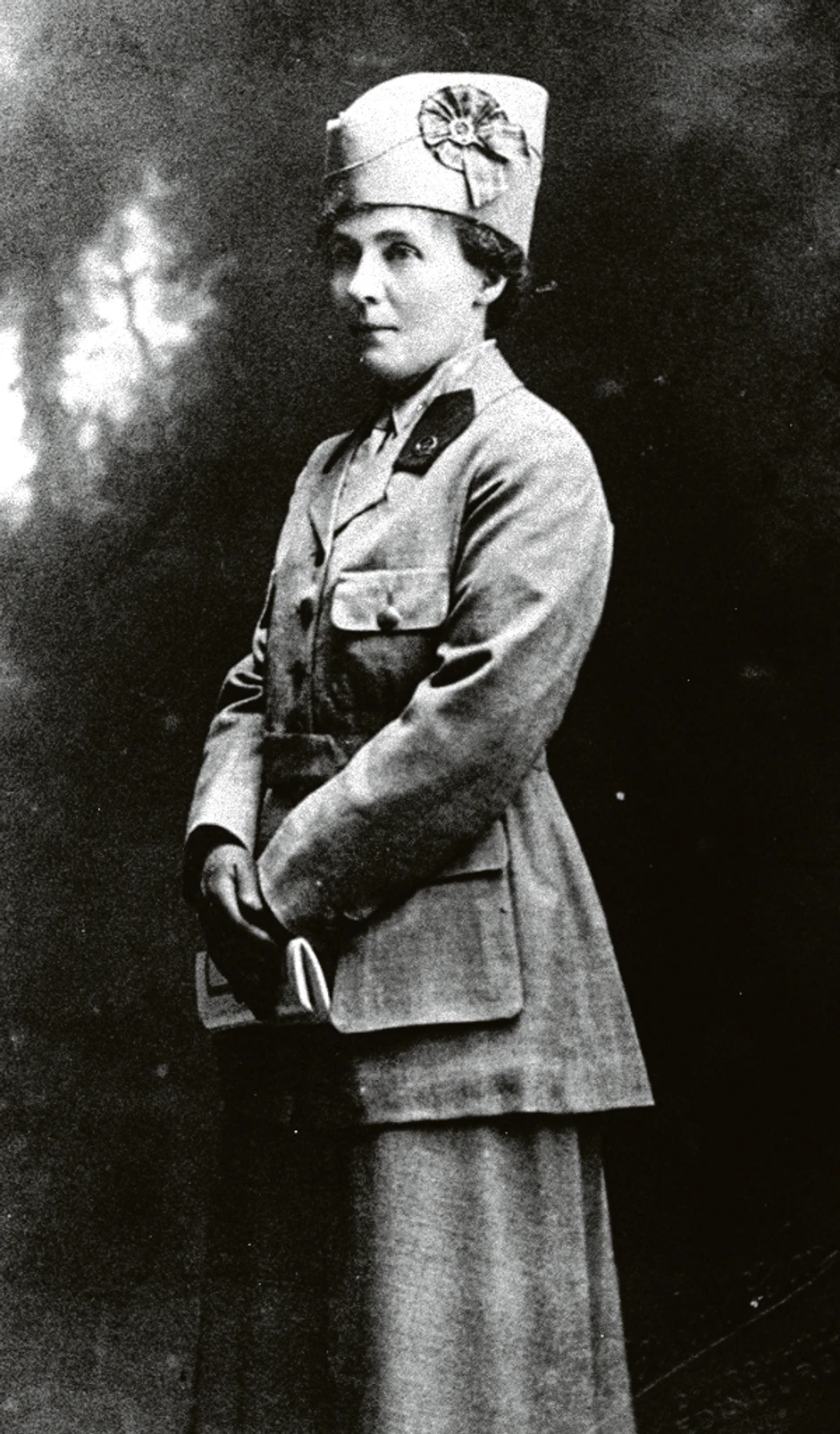 Dr Lora Houp u uniformi Bolnice škotskih žena pred polazak u Srbiju