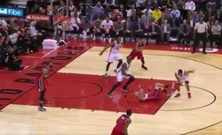 Liga NBA: Gortat znokautowany przez kolegę z drużyny. Dostał w twarz i padł na parkiet