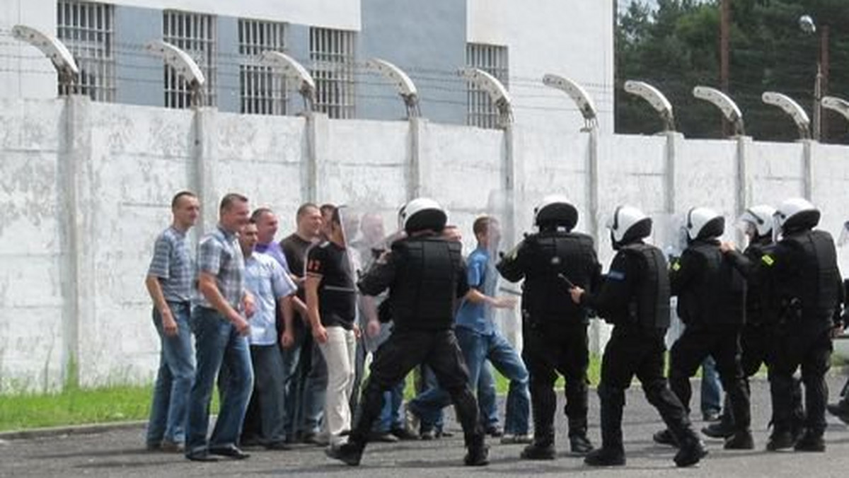 Agresywny kibic z karą pozbawienia wolności doprowadzony do zakładu karnego, niezadowolenie pseudokibiców-kompanów, "zawierucha" przed zakładem karnym - na szczęście to tylko scenariusz ćwiczeń