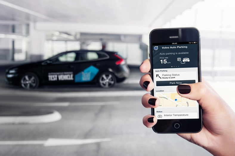 Wystarczy odpowiednia aplikacja w telefonie (na razie iPhone), bardzo dokładna cyfrowa mapa parkingu i samochód z zestawem czujników (kamera, radar), by skorzystać z funkcji samodzielnego parkowania.