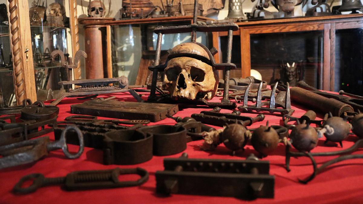 Оружие пыток. Комплект инструментов для пыток. Старинные инструменты для пыток. Хирургические инструменты для пыток.