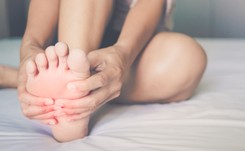 Zmiany na języku, dłoniach, stopach u zakażonych koronawirusem. Nowe OBJAWY