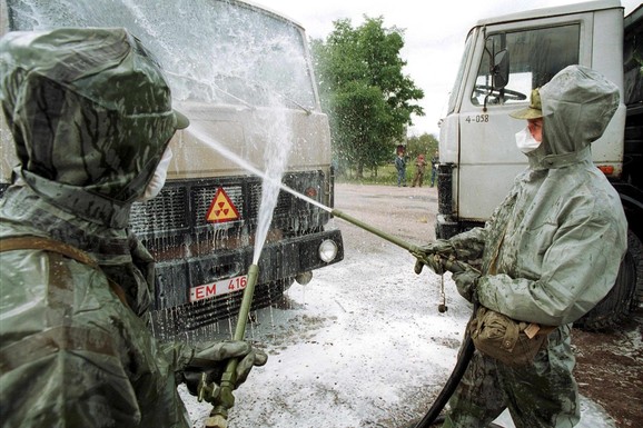 "NE IZLAZITE NA KIŠU, NE JEDITE JAGODE I ZELENU SALATU!" Ćutanje, pa panika: Kako su građani Jugoslavije tek petog dana upozoreni na NUKLEARNU KATASTROFU U ČERNOBILJU