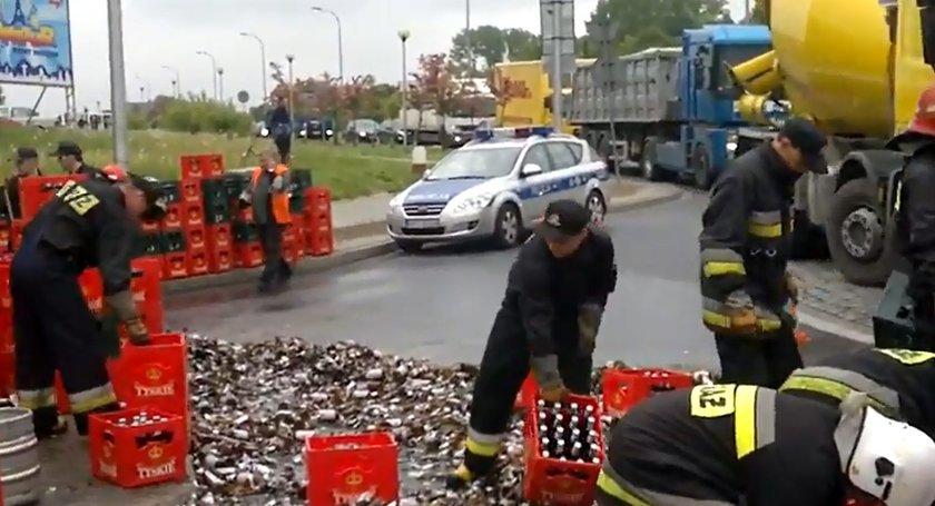 Strażacy sprzątają butelki z piwem