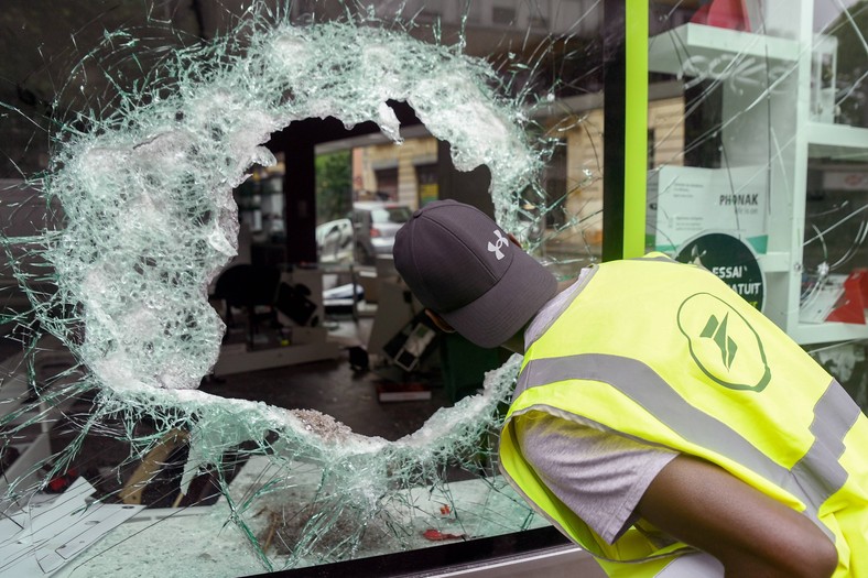 Witryna sklepowa po nocnym ataku protestujących w Montreuil, 1 lipca 2023 r.