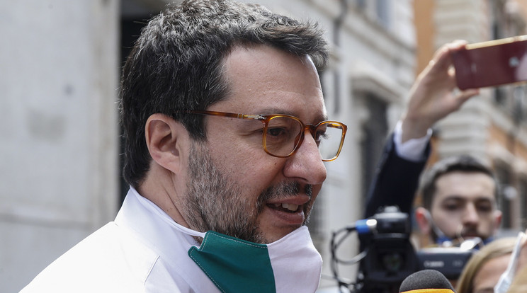 Matteo Salvini szenátor, az olasz ellenzéki Liga párt vezetője a sajtó képviselőinek nyilatkozik a római szenátus épülete előtt 2020. május 26-án. / Fotó: MTI/EPA-ANSA/Fabio Frustaci