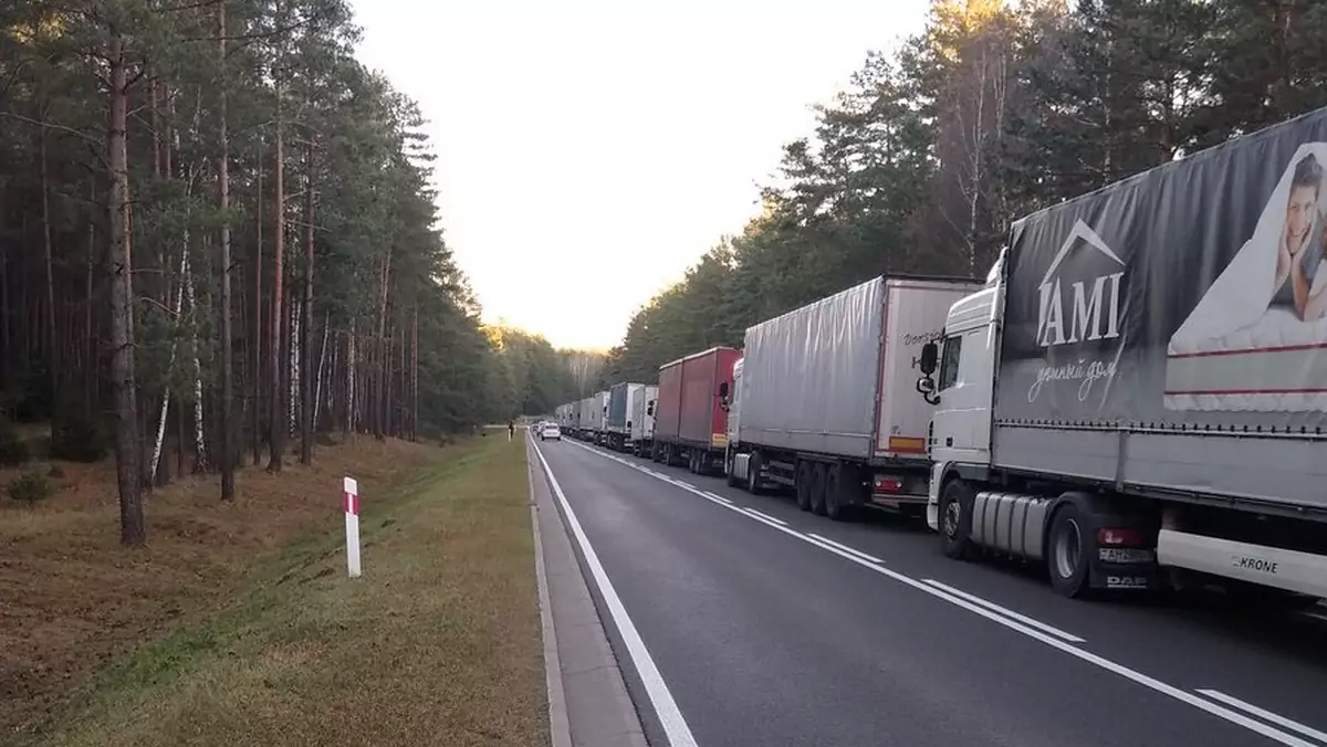 Kolejki TIR-ów na granicy polsko-białoruskiej