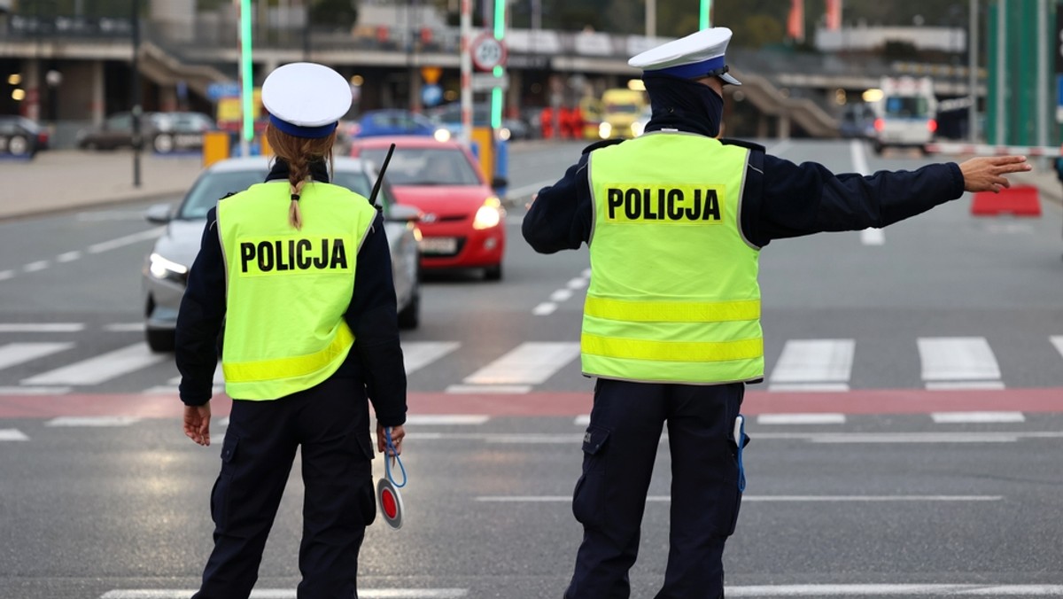 Pościg zakończył się dachowaniem. Kierowca był nietrzeźwy i poszukiwany