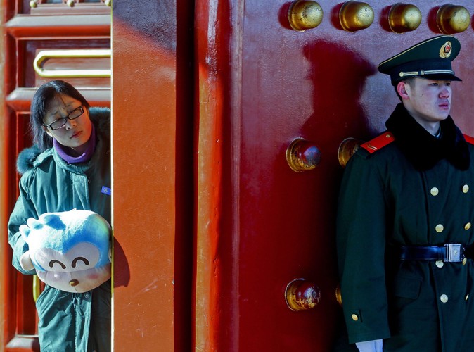 Umundurowany strażnik pilnuje, by nikt nie zakłócił przebiegu ceremonii